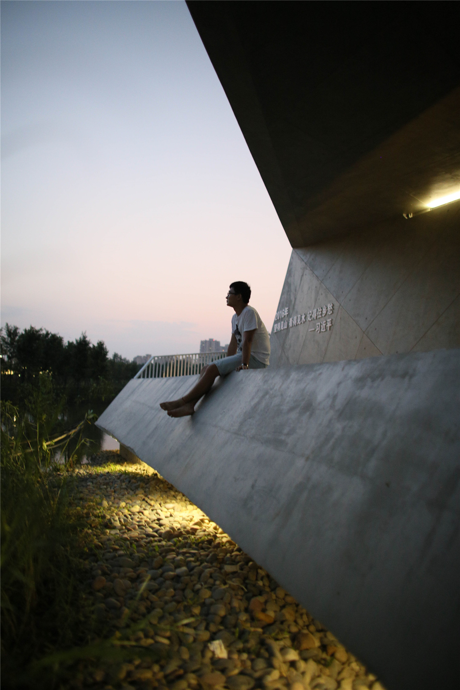 1564623132703326.jpg 18 Enjoying the quiet evening in thepavillion.jpg